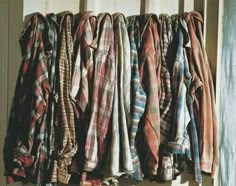 Vintage condition flannels perfect for the fall season Grunge Flannel, Supernatural Aesthetic, Jean Valjean, Tori Vega, Ross Geller, Quoi Porter, Chuck Bass, Tv Supernatural, Phoebe Buffay