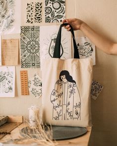 Totes Ideas, Canvas Bag Design, Sacs Tote Bags, Sac Diy, Diy Tote, Painted Tote, Painted Bags, Embroidery Bags, Diy Tote Bag