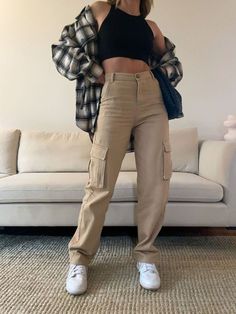 Aesthetic Cargo Pants Outfit, Cargo Pants Outfit Summer, Beige Cargo Pants Outfit, Women Cargo Pants Outfit, Aesthetic Cargo Pants, Cargo Pants Aesthetic, Summer Cargo Pants, Jeans Marron, Cargo Pants Women Outfit