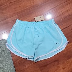 Nwt Women's Nike Dri-Fit Tempo Running Shorts. It Has Built In Underwear Support. Style Is Standard Fit. Trim Is Almost Like A Tie Dye Of Diff Colors. Nike Light Blue Short Bottoms, Nike Light Blue Shorts, Nike Shirts Women, Cute Athletic Shorts, Preppy Athletic, Nike Fits, Nike Women Outfits, Compression Running Shorts, White Nike Shorts