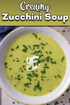 A bowl of zucchini soup with a text overlay title. Courgette Soup, Low Carb Egg Recipes, Creamy Zucchini Soup, Healthy Vegetarian Lunch, Gluten Free Soup Recipes Glutenfree, Creamy Zucchini, Easy Zucchini Recipes, Zucchini Soup, Vegetarian Soup Recipes