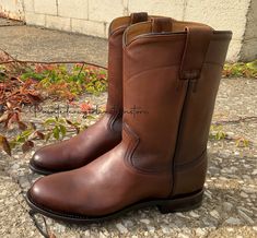 This roper style boot by Corral is a classic men's boot and is truly timeless. This boot is made of a super soft and supple cow leather with bold finish to get the special worn look. At the top of the shaft there are two rows of cord stitching with a dark brown decorative stitch for decoration.The shaft is low and the block heel is flat. The foot of these men boots is plain. The sole is stitched with a single welt stitch. They have a leather outsole and they are leather lined and have an extra c Roper Cowboy Boots, Brown Embroidery, Square Toe Western Boots, Western Store, Roper Boots, Cowgirl Western, Honey Brown, Western Boot, Classic Man