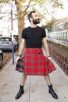 ROYAL STEWART TARTAN KILT for sale Punk Kilt, Modern Kilts, Men's Business Outfits, Royal Stewart Tartan, Kilt Outfits, Utility Kilt, Gala Party, Stewart Tartan, Scottish Kilts