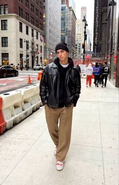 Cool & Aesthetic Winter Outfits Inspo For Men Mens Street Style Poses, Mens Fall Leather Jacket, Mens East Coast Fashion, Nyc Guys Aesthetic, Ny Winter Outfits Men, Nyc Mens Street Style Winter, Nyc Aesthetic Fashion Men, Nyc Winter Fashion Men, Guys Winter Outfits Casual