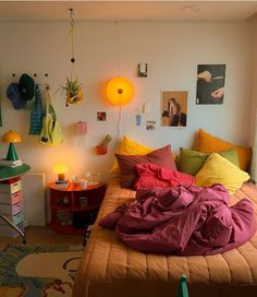 Fun Colorful Bedroom, Minimalist Room Decor, Colorful Bedroom, Brighter Bedroom, Colorful Bedding, Eclectic Bedroom, Neutral Bedroom, Minimalist Room, Home Decor Color