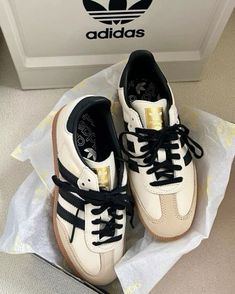 Adidas Spezial Women, Adidas Shoes Aesthetic, Adidas Samba Women, Samba Adidas Outfit, Adidas Samba Outfits, Samba Outfit Ideas, Spezial Adidas, Adidas Samba White, Samba Outfits