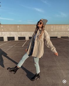 Shacket And Doc Martens Outfit, Style Dr Martens Outfit, Outfits Neutral, Shacket Aesthetic, Dr Marten Fall Outfits, Cute Dr Martens Outfit Winter, Oversize Shacket Outfit, Shacket Outfit Spring, Dr Martens Winter