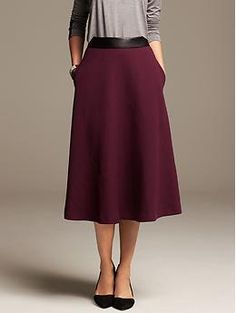 Burgundy Jacquard Midi Skirt Burgundy Skirt Cream Top, Midi Skirt Pumps, Burgundy Skirt Outfit, Chocolate Clothes, Midi Skirt Fall, Jacquard Midi Skirt, Burgundy Skirt, Skirt Trends, Casual Styles