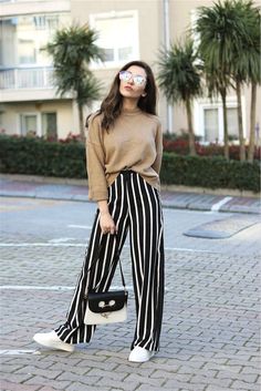 7 formas sencillas de usar pantalones anchos Stripe Pants Outfit, Styling Wide Leg Pants, Striped Palazzo Pants, Elegantes Outfit Damen, Wide Leg Pants Outfit, Style Wide Leg Pants, Stile Hijab, Leg Pants Outfit, Red Clutch