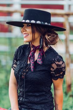 Charlie One Horse Hats Outfit, Tie Women Outfit, Outfits With Scarf, Womens Western Outfits, Cowboy Hat Hair, Country Western Dresses, Cowboy Hats Women, Petticoat Junction, Black Cowboy Hat