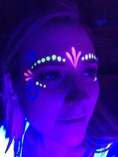 Makeup For Glow Party, Glow Party Body Art, Blacklight Face Paint Ideas, Glow In The Dark Make Up Ideas, Glow In The Dark Party Makeup, Glow In The Dark Photography, Easy Neon Face Paint Ideas, Glow In Dark Party Ideas, Glow In The Dark Face Paint Ideas Easy