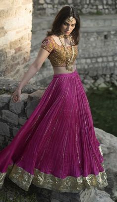 Mehndi Lehenga, Misha Lakhani, Brides Sister, Lehnga Dress, Stylish Short Dresses, Cute Skirt Outfits, Half Saree Designs