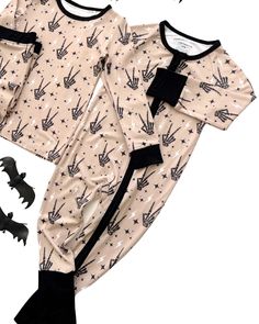 Get ready to embrace the Spooky Vibes with our super-soft and stretchy Bamboo Zip Kids Pajama Romper! Perfect for Halloween parties or trick-or-treating, this romper keeps your little one cozy and comfy whether it’s playtime, nap time, or cuddle time. The two-way zipper makes diaper changes a breeze, while the fold-over mittens and footies ensure warmth and comfort. Crafted from 95% viscose from bamboo and 5% spandex, this romper is gentle on sensitive skin and free from harmful chemicals and fl 2024 Wishlist, Smocked Clothes, Diaper Bag Accessories, Cuddle Time, Maternity Pajamas, French Baby, Pajama Romper, Toddler Stuff, Toddler Fall