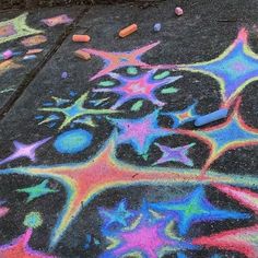 Chalk Drawing Inspiration, Chalk Sidewalk Ideas, Chalk Coloring Ideas, Chalked Parking Spot, Chalk Inspo Summer, Cool Chalk Art Ideas, Neon Chalk Art, Pretty Chalk Art, Kids Chalk Art