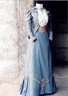 Blue cotton walking dress ca 1890 (more like ca 1900) 1890 Dresses, Walking Dress, 1890s Fashion, 1800s Fashion, Historic Fashion, 19th Century Fashion, Point Lace, Period Outfit