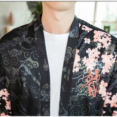 Veste Style Kimono Dragon Chinois Doté d'un design unique de veste de style kimono dragon chinois pour les amoureux de la rue avec une fabrication en coton, ce qui le rend tendance et à la mode. Cette veste imprimée streetwear hip-hop cool montrera votre sens de la mode. Ce pull à capuche hip hop moderne est parfait pour les hommes ou les femmes. Avec des lignes épurées et des couleurs vives, cette veste cool à la mode décontractée est parfaite pour afficher vos tatouages. Veste style kimono dra Summer Streetwear Outerwear With Graphic Print, Summer Cotton Outerwear With Graphic Print, Casual Summer Outerwear With Graphic Print, Spring Cotton Hip Hop Outerwear, Black Cotton Outerwear For Summer, Black Cotton Summer Outerwear, Summer Black Cotton Outerwear, Summer Streetwear Long Sleeve Outerwear, Summer Long Sleeve Streetwear Outerwear