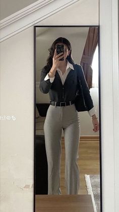 Office Corporate Outfit, Elegant Outfit Classy Winter, Flare Slacks Outfit, Secretary Outfits Casual, 28 Year Old Fashion, University Fashion, Cute Professional Outfits, Old Money Fashion, Professional Outfit