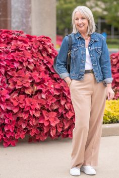 Summer Mom Outfits, Summer Outfits For Moms, Older Women Fashion, Ageless Style, Elegante Casual, Pantalon Large