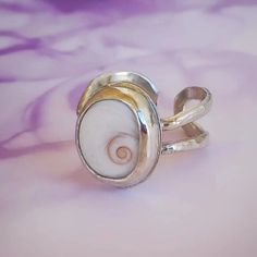 Descripción del Anillo Habita de la Suerte (Orejita de Mar) Anillo abierto ajustable fabricado a mano con una habita de la suerte (orejita de mar) engastada. Disponible en oro vermeil amarillo o rosa o plata de ley. Es un anillo ajustable, por lo que no existen tallas. Para adaptarlo al dedo en el que se desea llevar, se debe abrir y cerrar cuidadosamente e intentar hacerlo el menor número de veces posible. Si quieres elegir el dedo en el que llevarás el anillo en función de sus significado astrológico consulta nuestro blog sobre astrología. Las medidas pueden variar ligeramente. Ancho: 1 cm - 1.5 cm En nuestro catálogo es posible encontrar otras joyas o amuletos diseñados con conchas de mar similares al colgante habita de la suerte (orejita de mar): Colgante Habita de la Suerte Colgante O Astrology Jewelry, Sweetest Day, Ancient Cultures, Guinea Bissau, Adjustable Ring, Bosnia And Herzegovina, Adjustable Rings, Llama, Rose Gold Plates