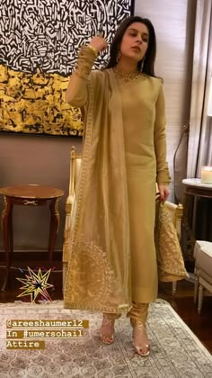 Golden Shirt Outfit, Kameez Style, Sewing Styles, Simple Suits, Simple Maxi, Wedding Trousseau, Indian Designs, Mehendi Outfits, Pakistani Clothes