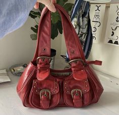 Vintage Handbag Outfit, Rocker Girlfriend Aesthetic Outfits, Red Vintage Bag, 70s Bags, Fall Purses, 2000s Bags, 00s Mode, 90s Bag, Sac Tote Bag