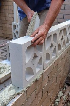 Breeze Block Garden Ideas, Breeze Block Backyard, Palm Springs Porch, Diy Breeze Block Wall, Breeze Block Wall Interior, Breeze Blocks Fence, How To Build A Garden Wall, Breeze Block Wall Ideas, Outdoor Peel And Stick Tile