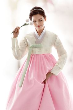 종로구 인의동 위치, 전통한복 갤러리, 한복드레스, 웨딩, 신랑, 신부 한복 등 안내.... Pretty Hanbok, Korean Historical Fashion, Korea Photoshoot, Asian Traditional Fashion, Hanbok Dress