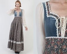 Rare 70s Gunne Sax child print dress. Tailored bodice with long sheer white sleeves. Fitted waist with attached sash and sweeping skirt. Dark steel blue calico floral cotton material. Dress is unlined and zips up the back. Great condition. 2 pin sized marks on back of one sleeve (see pic). tag size: 5 shoulders: 14" bust: 31" waist: 25" hips: - total length: 57.5" * Visit the shop * https://www.etsy.com/shop/americanarchive Model is 5'9" and measures 32" bust, 25" waist, 34" hips. Belts/accessor Corset Dress Vintage, 70s Cottagecore, Calico Dress, Cottagecore Bohemian, Peasant Style Dress, Fair Outfits, Sax Dress, Gown White, Gunne Sax Dress