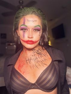 Womens joker makeup Woman Joker Makeup, Clown Jokes, Christmas Eye Makeup Ideas, Female Joker Costume, Halloween Pumpkin Painting Ideas, Halloween Pumpkin Painting