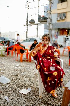 Saree Concept Shoot, Saree Street Photography, Indian Street Photography Poses Women, Indian Fashion Photoshoot, Mumbai Street Fashion, Indian Street Fashion, Indian Street Photography, Indian Fashion Photography