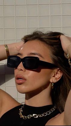 Trend Sunglasses 2023, Girl With Sunglasses Aesthetic, Rectangle Sunglasses Aesthetic, Sun Glasses Outfit, Sunglasses 2023 Trends Women, Funny Glasses Pictures, Model Glasses, Glasses Outfit