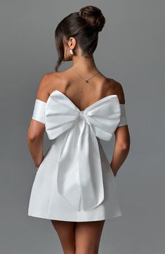 This oh-so-romantic, yet modern style is top of our wishlists. Make a statement in Delta, designed with a contrast bardot neckline that shows off your shoulders, and adorned with a dreamy bow detail to the back. In a playful mini length, the look is complete with a rounded, bubble shape skirt. 



Colour: Ivory.

Premium non-stretch crepe.

Fully lined.

Contrast bardot neckline.

Bow detail to back.

Rounded, bubble shape skirt.

Invisible zipper fastening.

Mini length.

 Size: XS, S, M, L, XL Short Bow Dress, Senior Photo Outfits Dress, Satin Short Dresses, Bow Homecoming Dress, Dress With Bow On Shoulder, Dress For Mini Prom, White Dress With Bow, Bow Back Dress, Cocktail Wedding Dress