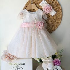 Abitino Cerimoniale per la tua principessa, bellezza, eleganza e cura del dettaglio, tutto rigorosamente made in ITALY! Fascia con fiore e fiocco sul retro cucita all'abitino lo rendono cosi dolce e delicato, la delicatezza e la fodera in cotone accarezzano la pelle della tua piccolina in modo dolcissimo. Siamo sempre alla ricerca dei capi migliori per rendere ogni momento importante. Per completare il look con gli accessori contattaci al servizio clienti citato in basso! Per qualsiasi info non Spring Tulle Dress With Bow, Spring Tulle Dress With Bow Detail, Dress-up Tulle Dress With Satin Bow, Pink Short Sleeve Dress With Floral Applique, Tulle Dress With Satin Bow For Dress-up, Pink Tulle Dress With Bow, Elegant Fitted Dress With Pink Bow, Princess Style Fitted Dress With Bow, Elegant Pink Dress With Floral Applique