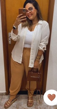 90kg Woman Outfit, Tops To Wear With Palazzo Pants, Work Outfits Summer Plus Size, Semi Formal Plus Size Outfit, Summer 2024 Outfits Plus Size, Elegant Curvy Outfit, Plus Size Simple Outfits, Plus Size Outfit Ideas Summer