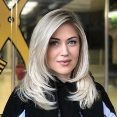 Trendy Medium Length Haircuts 2023 Blonde, Tuns Bob Lung, Thick Bob Haircut, Mid Haircuts, Angled Hair, Silver Sprinkles, Womens Haircuts Medium, Ash Blonde Balayage, Ice Blonde