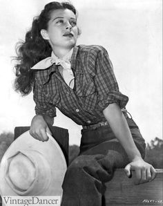 Vintage Western Wear for Women 1930s, 1940s, 1950s Gail Russell, Celebrity Pixie Cut, Mode Country, Cowgirl Vintage, Film Logo, Mia Farrow, Lana Turner, Wilde Westen