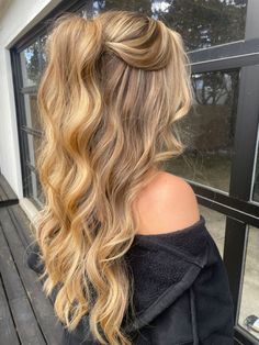 Down Hoco Hairstyles, Bridesmaid Hair Inspo, Bridemaids Hairstyles, Fancy Hair, Guest Hair, Bridesmaid Hair Makeup, Ball Hairstyles