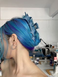 Hair Half Shaved, Shaved Long Hair, Blue Hair Girl, Undercut Long Hair, Half Shaved Hair, Half Shaved, 일본 패션, Inspiration Tattoos