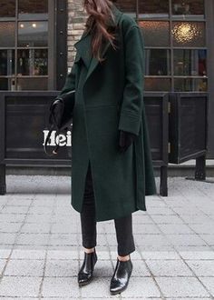 Forest Green Coat Outfit, Dark Green Coat Outfit, Simply Aesthetic, Modern Hepburn, Oversize Coat, Chestnut Hair, Mode Tips, Blazer Outfit