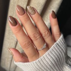 Another fall mani because they’re my favorite 🍂🤎 Colors: revelnail * brown is a no name from a mystery bag my nail bestie gave me jessyg112 thanks 😊 *Calliope * Prosecco #revelnail #dippowdernails #dipnails #almondnails #nailsonfleek #nailsofinstagram #nailfie #naillove #nailsnailsnails #ilovefall #yesrevel #dippowdernails #dipnails  #nailsoftheweek  #manicure #roundnails #manimonday #brownnails #fallnails #girlynails #roundnails Fall Gel Nails, Gold Nail, Her Nails, Almond Acrylic Nails, Round Nails