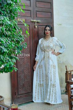 Al Kaftan est une des principales marques de takchita marocaine, connue pour ses produits haut de gamme et ses designs élégants. Nos takchitas sont faites à la main par des artisans expérimentés qui utilisent des tissus de première qualité et des techniques de couture traditionnelles. Nos collections s'inspirent des styles traditionnels marocains pour créer des robes modernes et élégantes qui s'adapteront à toutes les occasions. Les takchitas Al Kaftan sont disponibles dans une variété de couleurs, de motifs et de styles pour s'adapter à tous les goûts et à tous les budgets. Nous offrons également des pièces uniques et sur mesure à nos clients pour leur offrir une expérience personnalisée. Nous croyons que chaque femme mérite d'avoir une takchita qui lui ressemble. Eid Wedding Kaftan With Cutdana, Eid Wedding Kaftan With Cutdana Details, Elegant White Kaftan For Transitional Season, Elegant Kaftan With Cutdana For Wedding, Traditional Wedding Kaftan With Cutdana, Elegant Wedding Kaftan With Cutdana, Bollywood White Kaftan With Zari Work, White Kaftan With Zari Work For Festivals, Bollywood Style Kaftan For Eid Ceremonies