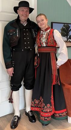 Danish Traditional Clothing, Traditional Norwegian Clothing, Bunad Norway, Norwegian Costume, Norwegian Clothing, Scandinavian Dress, Frozen Jr, Reference For Art