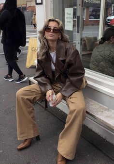 Looks Pinterest, Leather Jacket Outfits, Brown Pants, Vintage Leather Jacket, 가을 패션, Autumn Outfit, Mode Vintage, Looks Style