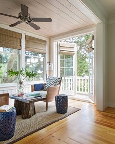 Small Sunroom Ideas with Nautical Feel In this small sunroom design where intermediate color tones are used, sea air is felt in this area with wicker curtains and rugs on the floor. Nautical Sunroom Ideas, Small Sunroom Designs, Sunroom Layout, Cozy Sunroom Ideas, Porch To Sunroom, Small Sunroom Ideas, Lanai Ideas, Sunroom Dining