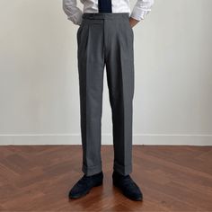 Types Of Folds, Business Pants, Mens Dress Pants, Pleated Trousers, Mens Pants Fashion, Suit Pants, Extra Fabric, Pleated Pants, Grey Pants