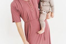 Designed perfectly for you to wear out for any occasion or for a cuddly night in, you will love this dress! Made from our original soft fabric blend, you won't want to take it off. Functional top button hides zipper for nursing mamas. Tie matches dress material and can be secured around mid-section for a fitted-look or removed for a loose, relaxed look (we love it both ways!) Modest Nursing Dresses, Modest Maternity Dresses, Trendy Modest Dresses, Modest Maternity, Maternity Sewing, Nursing Dresses, Nursing Gown, Tout Rose, Tie Matching