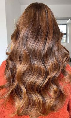 Best Hair Colours To Look Younger : Warm Caramel Tone Bronde Lob, Orange Brown Hair, Hair Colour Trends, Brown Hair Color Shades, Beautiful Brown Hair, Chestnut Hair Color, Colour Trends