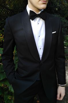 This Charles Tyrwhitt black shawl collar tuxedo is one of the best dinner suits for men, but it isn't the only tuxedo style. Read on for a complete guide on dinner suit styles, fabrics, and why you should wear one over the other! Men's Tuxedo | Suits men | Formal men outfit | Shawl Lapel Tuxedo Shawl Tuxedo For Men, Shawl Lapel Suit Men, Men’s Black Tuxedo, Shawl Collar Tuxedo Men, Dinner Suits For Men, Mens Winter Suits, Villain Style, Tuxedo Ideas