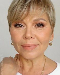 Elegant Mother Of The Bride Makeup Ideas ★ Mother of the bride makeup glamorous Makeup For Moms Over 40, Makeup Looks For Older Women Over 40, Makeup Señora, Bride Makeup Ideas, Mother Of The Bride Makeup, Mothers Makeup, Mother Of Bride Makeup, Mom Makeup, Makeup Over 50