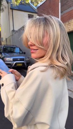 Long Layered Haircuts For Thick Hair Blonde, Shorter Blonde Hair With Layers, Lob Haircut Blowout, Butterfly Haircut With Blonde Highlights, Butterfly Haircut Air Dry, Short Butterfly Haircut With Bangs, Butterfly Haircut For Thinner Hair, 90s Layered Lob, Long Bob Face Framing Layers